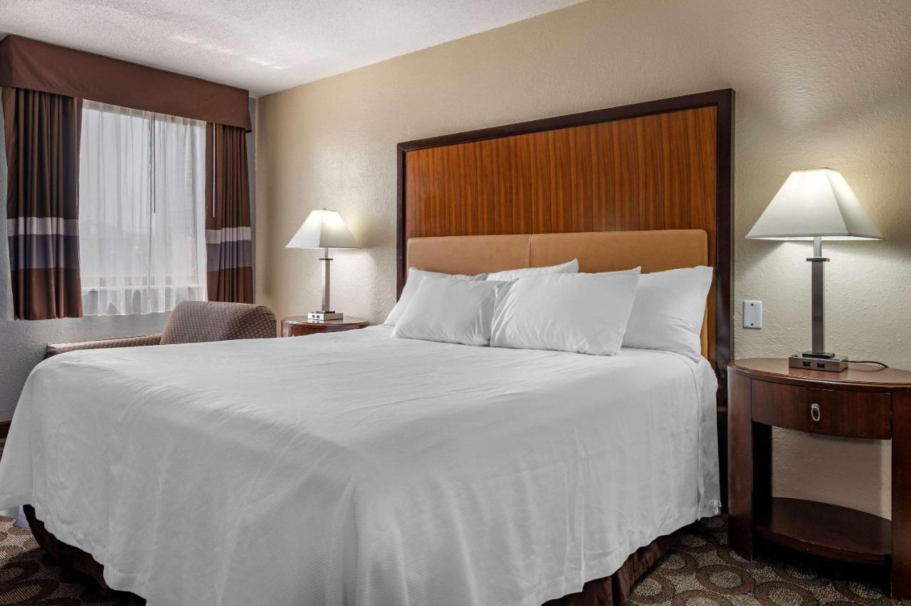 Hotel Suburban Lafayette